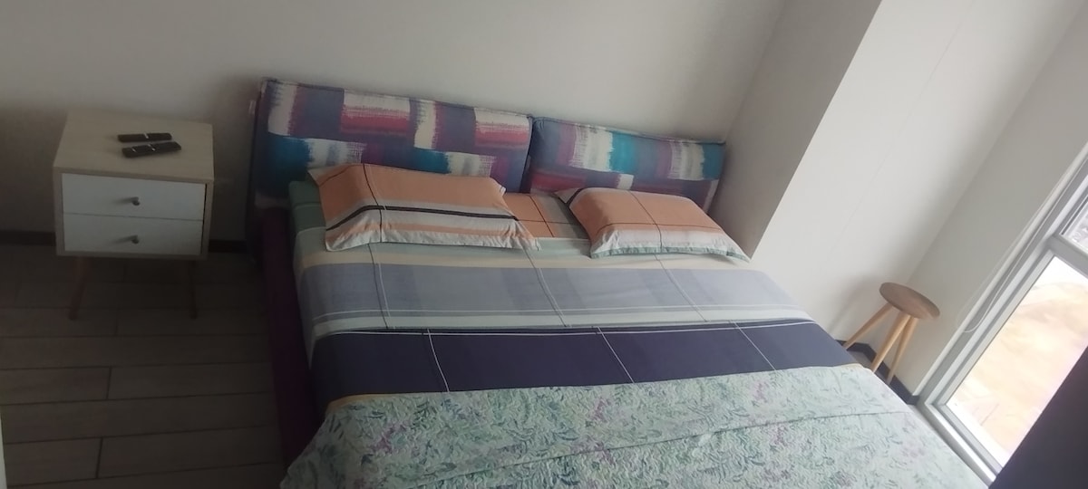 เตียงเป็นแบบอเมริกันขนาดคิงไซส์ ที่นอนแคปซูล 2700 ที่สะดวกสบายสุดๆ มองเห็นพาโนรามาได้จากทุกห้อง ฉันอยู่ที่ชั้นสูงสุด