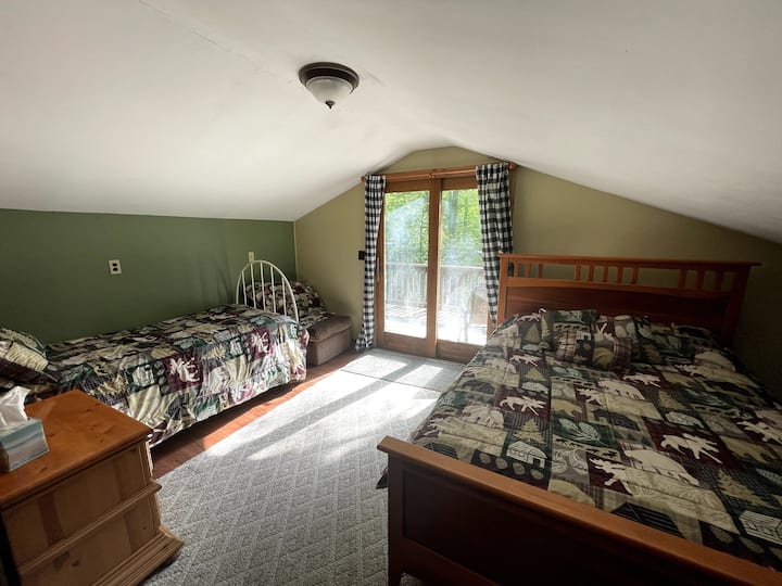 2nd floor - 2 Queen, 1 twin 