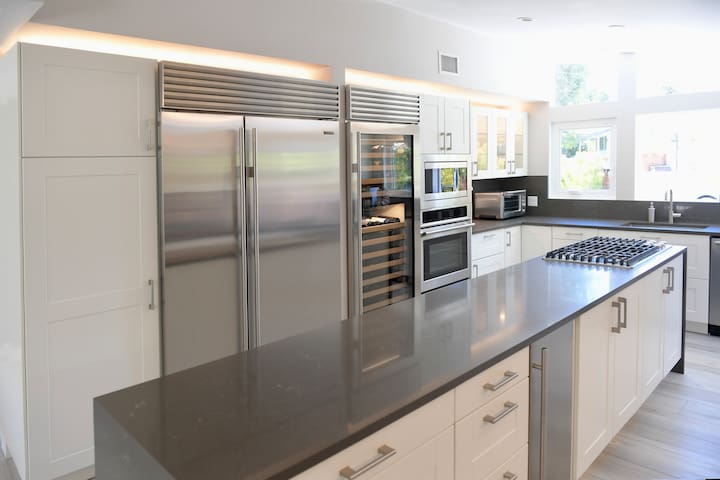 BEST Burbank Home & Area (30 Day Minimum Rental) gallery image 2