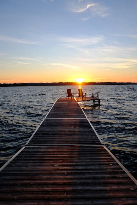 Luxury 5 Bdrm Lakefront Cottage With Sunset View