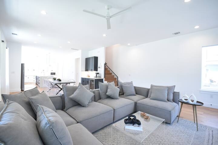 Modern Mid-Century Home/3rd Story Game Room/ ADU gallery image 4