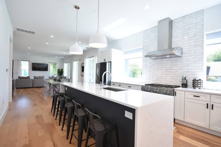 Modern Mid-Century Home/3rd Story Game Room/ ADU