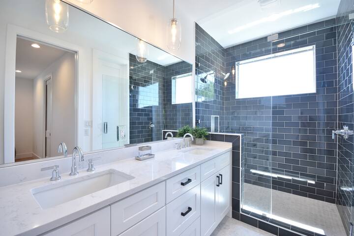 Modern Mid-Century Home/3rd Story Game Room/ ADU gallery image 5