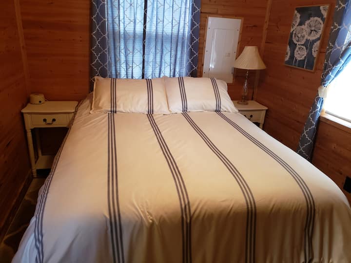 سرير بحجم كوين، وغطاء جل Mlily، و 2 ريش أسفل ووسادتين نحاسيتين مع صانع ضوضاء Sleep Mate White في السرير. تعتيم الستائر والتلفزيون  مع Roku لمتعتك في البث. 