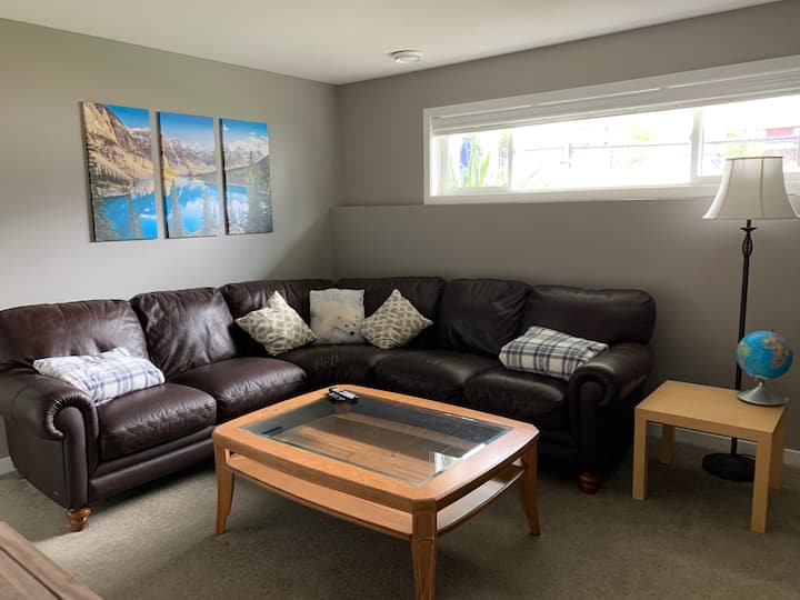 Spacious 2 Bdr B&b With Private Pool And Hot Tub - Kelowna