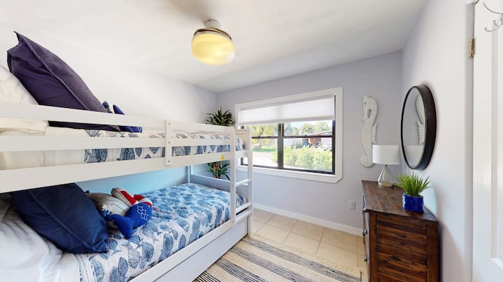 Bunk me shokë në dhomën e 3-të me temë Nautical me 2 krevate marinari me madhësi të plotë, komodinë, dollap dhe ventilator tavani të mbyllur. Krevati i SIPËRM i marinarit ka një limit maksimal peshe prej 200 lbs. Për qëllime sigurie, vetëm NJË person mund të flejë në krevatin e sipërm.