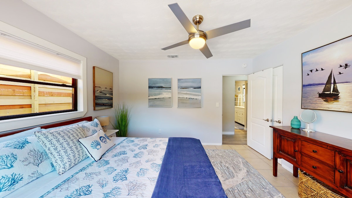 Ისიამოვნეთ სანაპიროს სიმშვიდით ძირითად საძინებელში, სადაც დგას საწოლი, ღამის გასათევი, კომოდი, ჭერის ვენტილატორი და კარადა. Თეთრეული და პირსახოცები შედის აურზაურის გარეშე დასვენებისთვის.