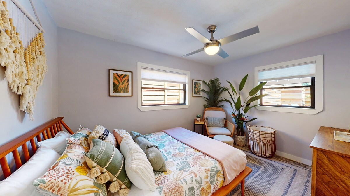 Გაატარეთ ბოჰემური ჯუნგლების თემატიკის მეორე საძინებელში დედოფლის ზომის საწოლი, კომოდი, საკითხავი კუთხე და კარადა.