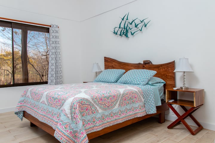 Dormitorio de invitados con cama queen