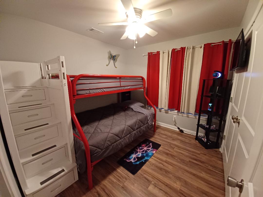 ห้องเด็กพร้อมเตียงสองชั้นด้านล่างขนาดใหญ่