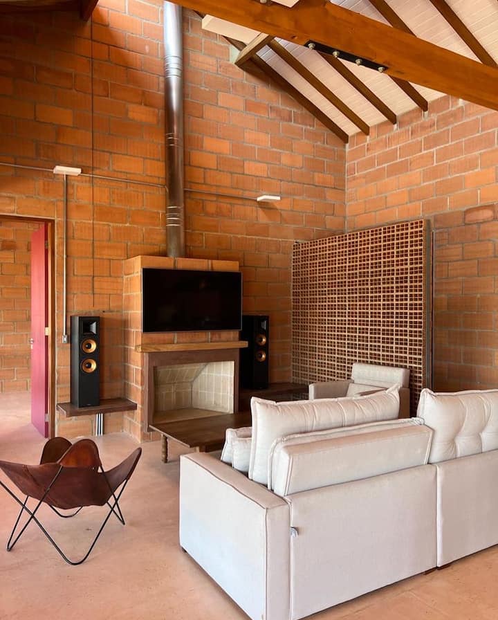 chumba cha tV na mahali pa kuotea moto