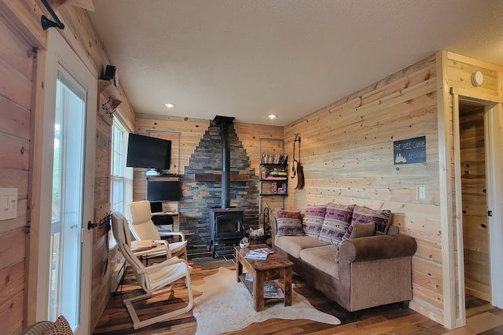 Sala de estar con acogedora estufa de leña.