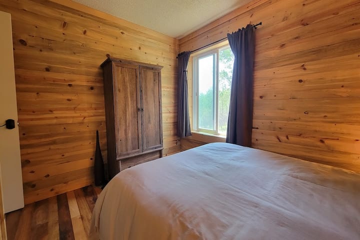 Dormitorio queen con armario disponible.