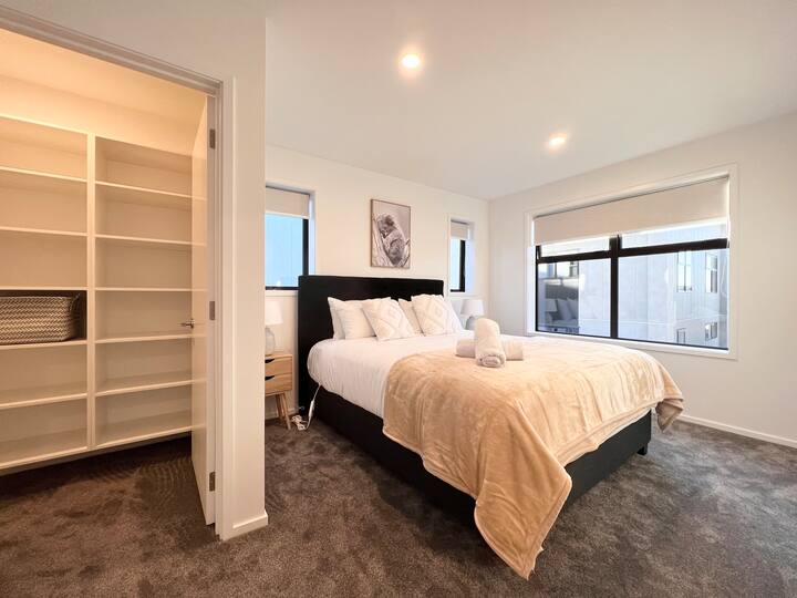 Dormitorio principal en la planta superior con baño privado