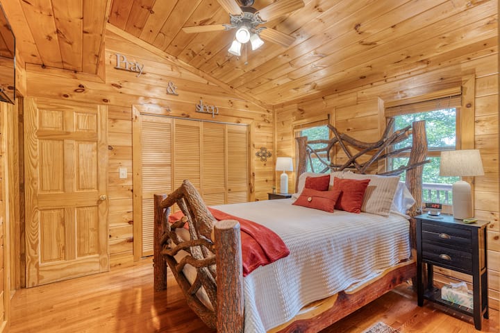 Dhoma kryesore e gjumit në nivelin kryesor