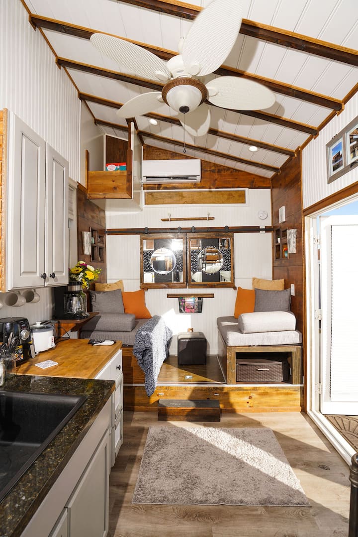 Tiny House | W/d | 500mbps | Petsok | Hottub/sauna - Victorville, CA