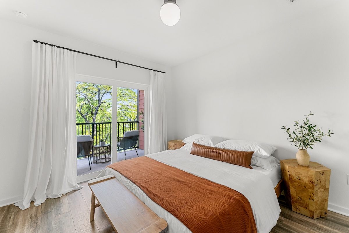 Dormitorio de lujo con cama tamaño king, banco para sentarse, amplio vestidor con acceso directo a la terraza privada del patio y baño en suite.