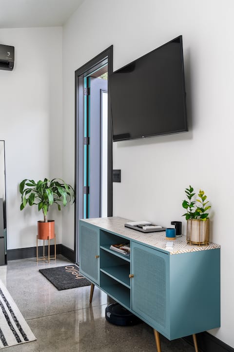Top performing Airbnb: Modern Guesthouse Close to Downtown in Riverbend