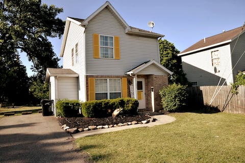 Cozy family friendly smarthome in Downtown Elyria