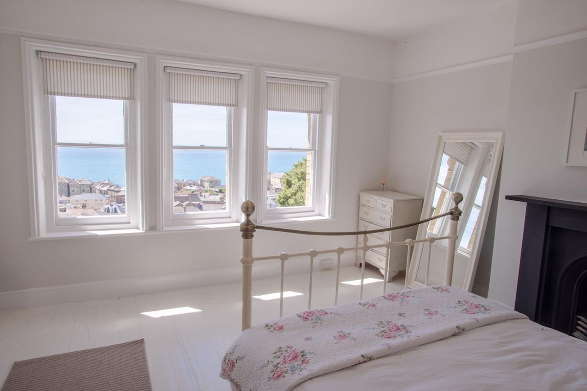 חדר שינה בקומה העליונה 3 , מיטת קינג סייז זוגית