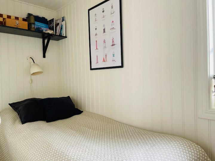 Dormitorio pequeño con cama individual.