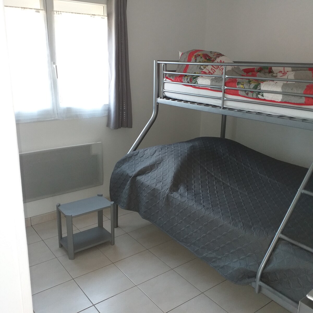 dormitorio con una cama de 140/190 y una cama de 90/190. Tiene armario de almacenamiento.
Hay 1 TV en el dormitorio. 