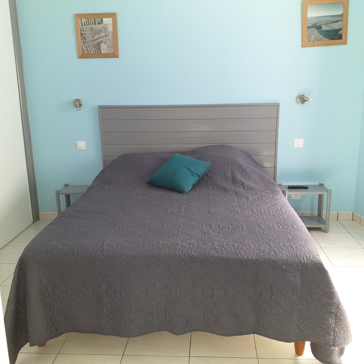 dormitorio con una cama de 140/190.
armario grande para guardar cosas.
Hay 1 TV en el dormitorio. 