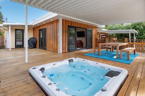 Tranquil Gibsons hot tub home steps to beach