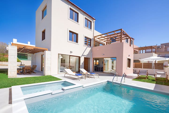 Villa Theasis II , 4 BD, pool, 300 m from the sand