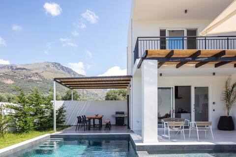 Family villa with Private Pool, 300m to the beach