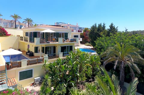 Beach villa with pool in prime location in Ferragudo