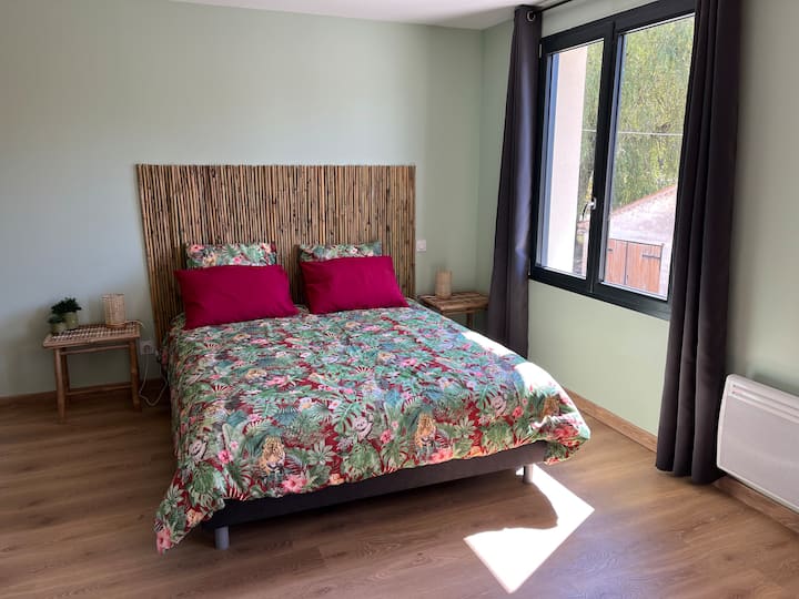 楼上宽敞的卧室，配有160张床和卫生间 