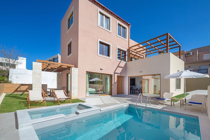 Panorea Villa II, 4 BD, pool, 300m from the sand!