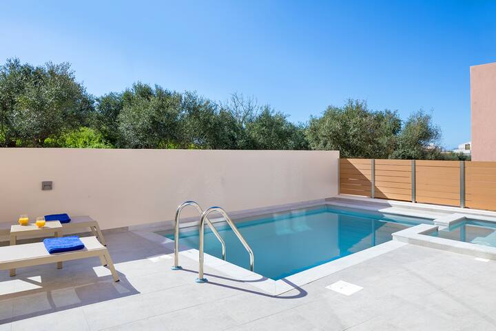 Panorea Villa II, 4 BD, pool, 300m from the sand! gallery image 3