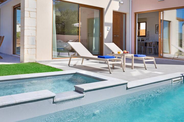 Panorea Villa II, 4 BD, pool, 300m from the sand! gallery image 5