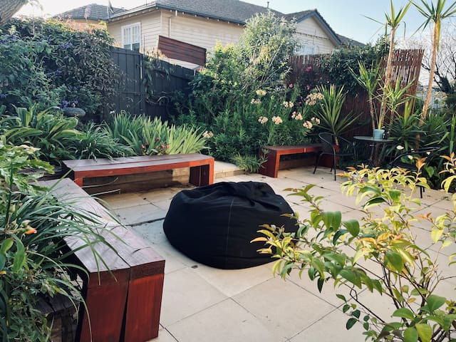 Sunny 2 bed with courtyard over-looking garden.