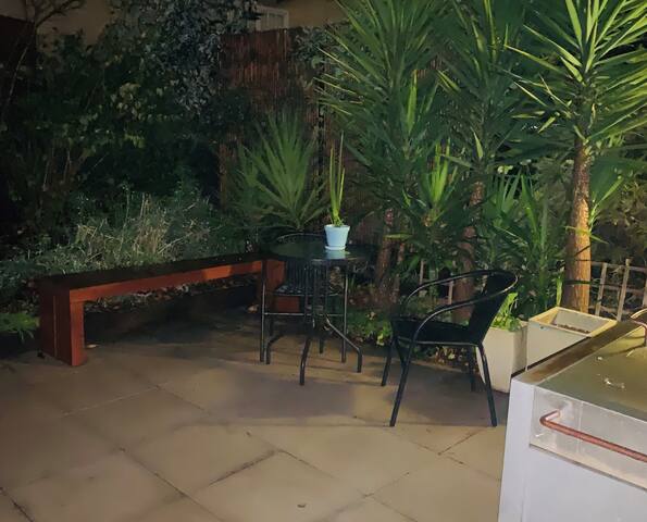 Sunny 2 bed with courtyard over-looking garden. gallery image 5