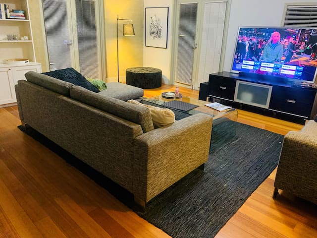 Sunny 2 bed with courtyard over-looking garden. gallery image 2