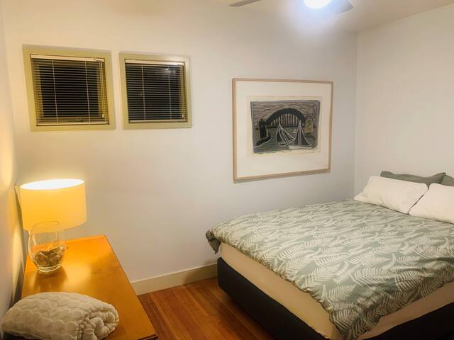 Sunny 2 bed with courtyard over-looking garden. gallery image 3