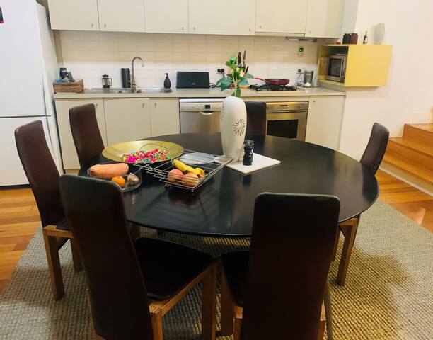 Sunny 2 bed with courtyard over-looking garden. gallery image 4