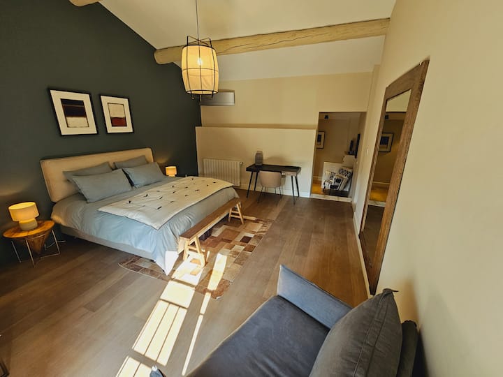 Mas d'Artalet 
ห้องนอนใหญ่พร้อมห้องน้ำในตัว
เตียงขนาด 180 x 200 หลัง 1 หลัง
เก้าอี้นวมเปิดประทุนขนาด 75 x 185
เครื่องปรับอากาศ