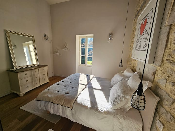 Mas d'Artalet 
ห้องนอนมีบันไดและห้องน้ำแยกต่างหาก
เตียงขนาด 160 x 200
เครื่องปรับอากาศ