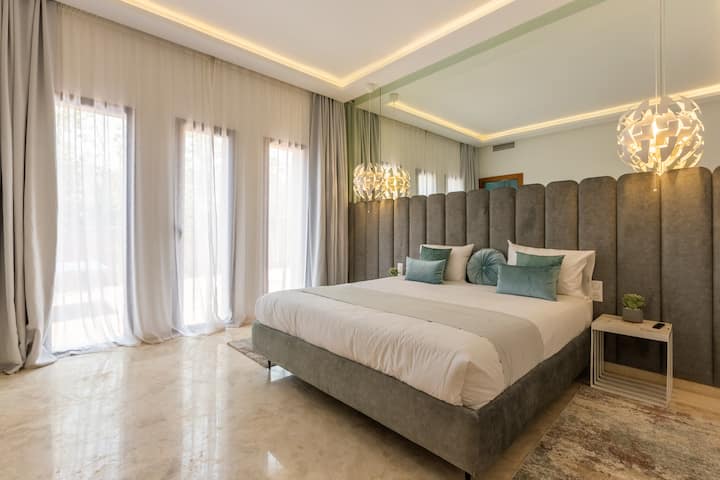 בחדר הזה בצד ימין של הווילה, יש חדר רחצה משלו, טלוויזיה חכמה, ארונות אחסון ושירותים פרטיים.