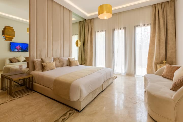 בחדר השינה הקרוב לאדון יש טלוויזיה חכמה, חדר רחצה ושירותים פרטיים.