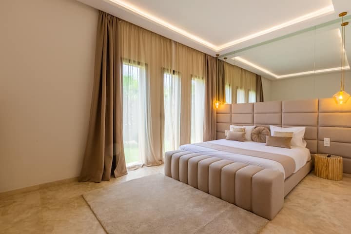 אחד החדרים בצידו השמאלי של הווילה הענבר, בגוונים יפים בצבע בז', יש לו גם חדר רחצה משלו, שירותים פרטיים וטלוויזיה חכמה.