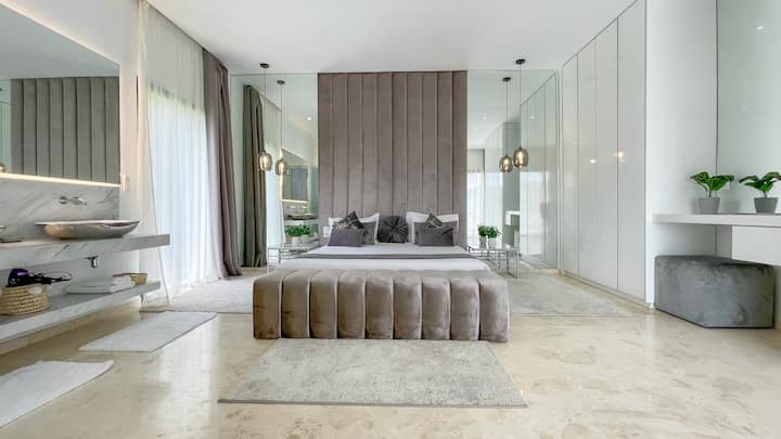 המאסטר מרווח ומואר, עם נוף מרהיב לכל בריכת השחייה של הווילה המלבר. כמה ארונות אחסון זמינים לאחסון החפצים האישיים שלכם