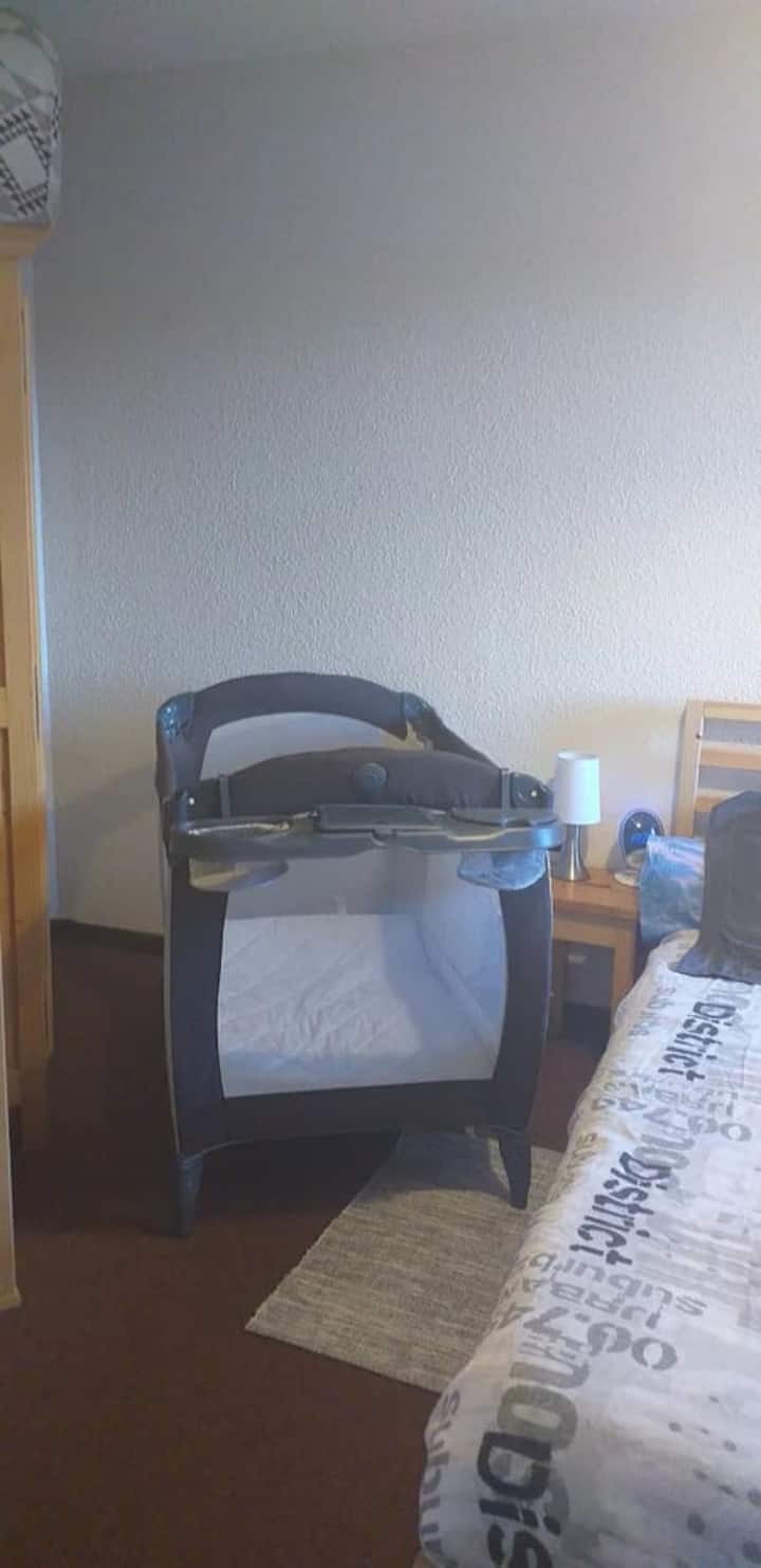 Საჭიროებისამებრ, ხელმისაწვდომია საბავშვო საწოლი მატრასითა და სექციით. 