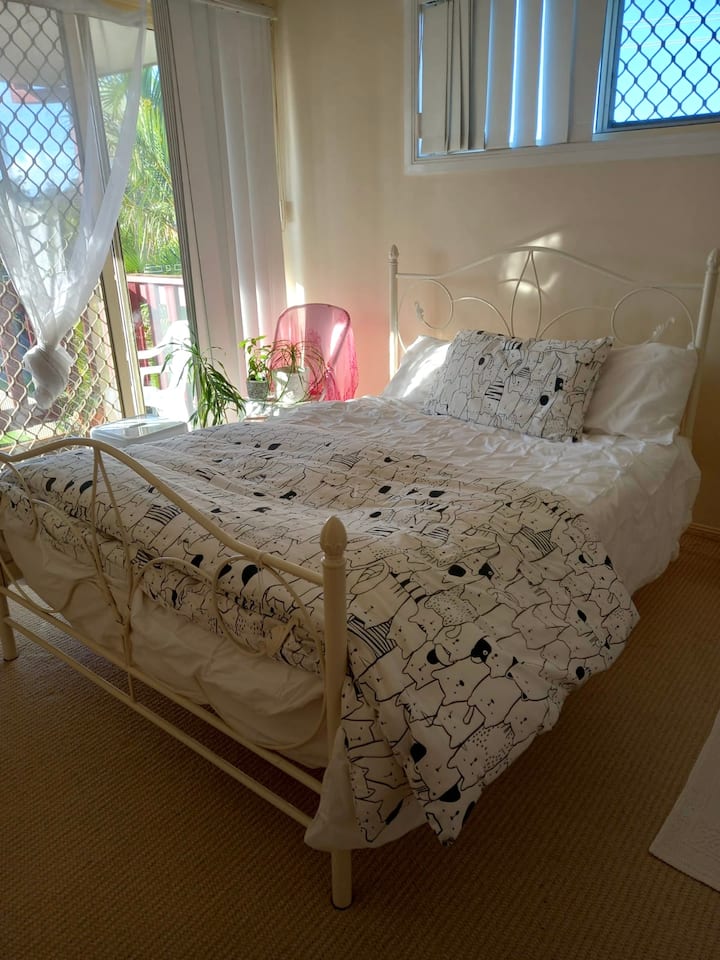 Sunny private room with ensuite in townhouse Apartments for Rent in