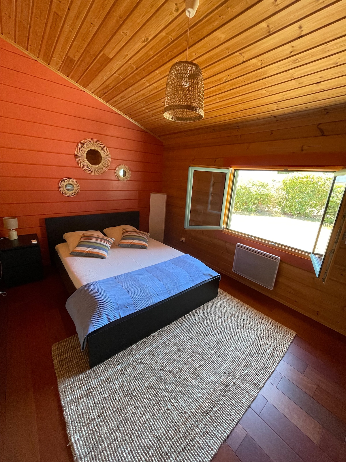 Habitación de terracota con colores cálidos y relajantes