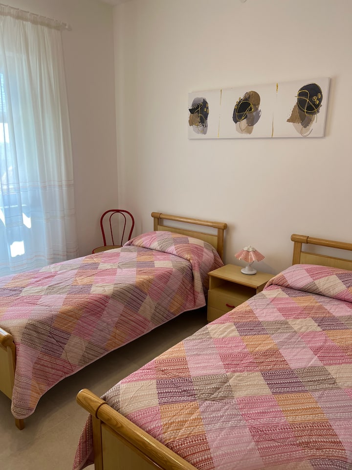 dhomë dyshe me krevate tek